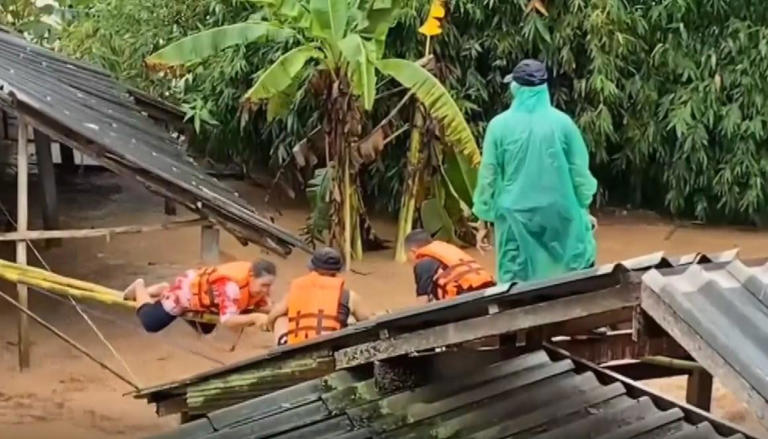 ฝนถล่มน้ำท่วมเชียงราย เปิดภาพช่วย 6 ชีวิตหนีตายขึ้นหลังคา