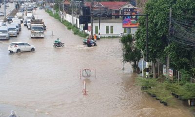 ฝนตกหนักทำให้เกิดน้ำท่วมถนนพหลโยธิน อำเภอบ้านดู่ เชียงราย F̄n tkh̄nạk thảh̄ı̂ keid n̂