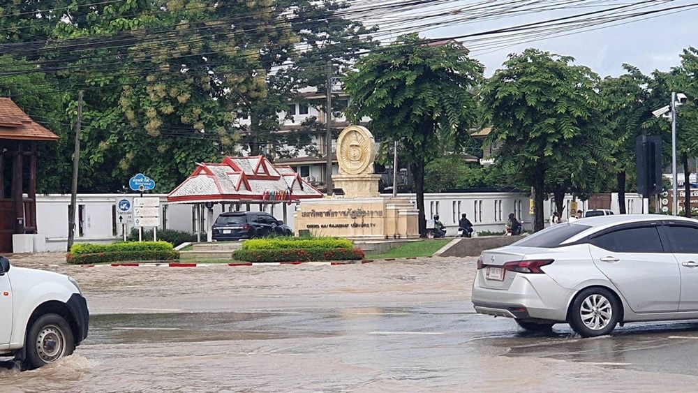 ฝนตกหนักทำให้เกิดน้ำท่วมถนนพหลโยธิน อำเภอบ้านดู่ เชียงราย