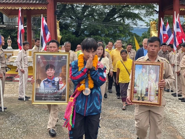 เชียงราย – ต้อนรับสุดอบอุ่น-ยินดีกันทั้งอำเภอ..ปู่-ย่า พ่อ/แม่ พร้อมนายอำเภอฯ นำชาวเชียงของ ต้อนรับ “น้องออย” 