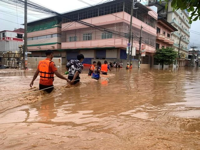 น้ำท่วมแม่สาย-ท่าขี้เหล็ก ยังไม่คลาย! น้ำจันล้นฝั่งทะลักเข้าตลาด-ชุมชนจมบาดาลอีก