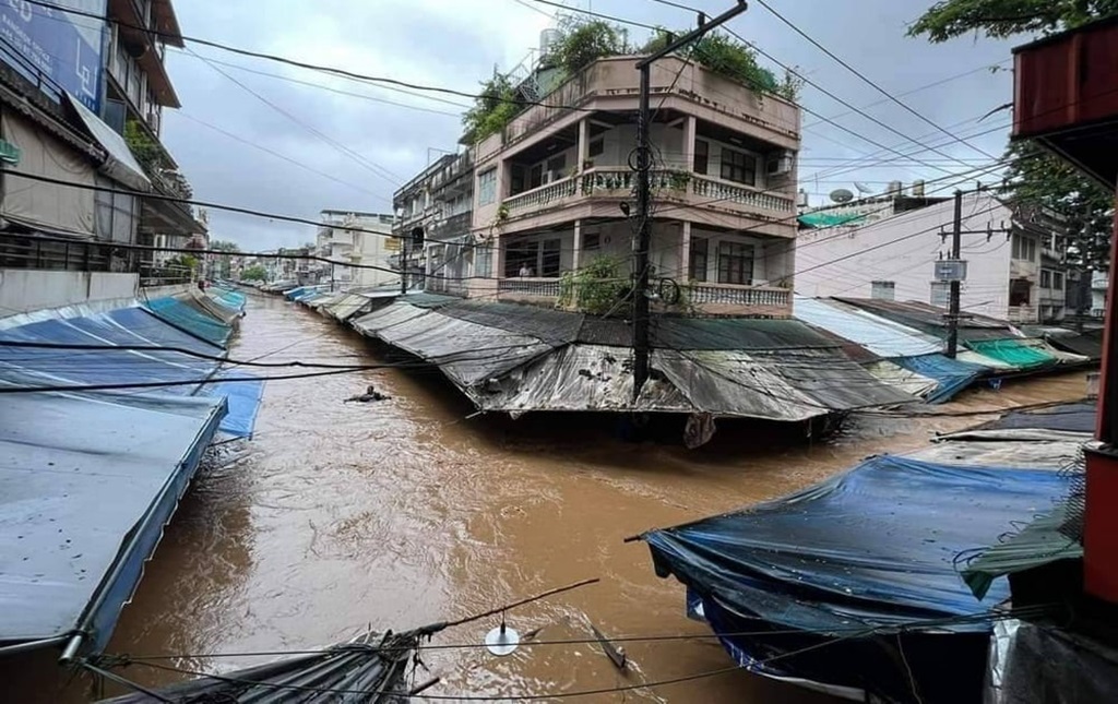 เปิดภาพ อ.แม่สาย อ่วม ฝนตกหนักต่อเนื่อง น้ำท่วมตลาดสายลมจอย