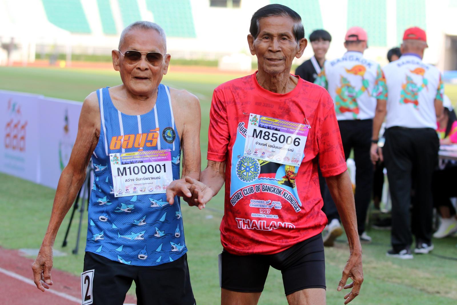 คุณสว่าง วัย 105 ปี (ซ้าย) คว้า 2 เหรียญทอง ในการแข่งขันกีฬาผู้สูงอายุนานาชาติ